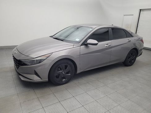 Used 2022 Hyundai Elantra SEL w/ Preferred Accessory Package FWD image 2