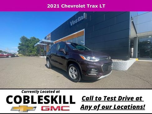Used 2021 Chevrolet Trax LT w/ LT Convenience Package image 1