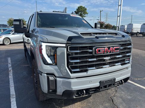 Used 2024 GMC Sierra 2500 AT4 AWD/4WD image 2