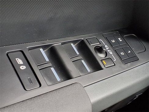 Used 2023 Land Rover Defender 110 X-Dynamic SE image 19