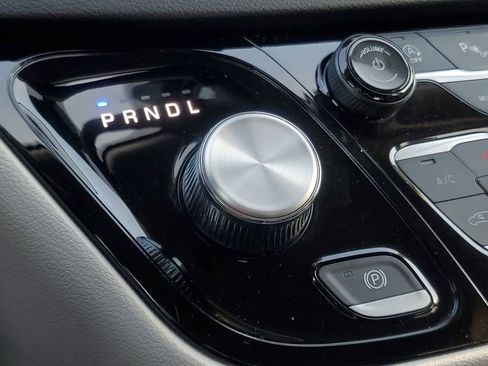 Used 2024 Chrysler Pacifica Touring-L image 31