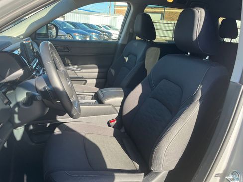 Used 2025 Nissan Pathfinder SV image 27