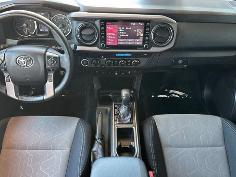 Used 2022 Toyota Tacoma TRD Off-Road w/ Technology Package AWD/4WD image 15