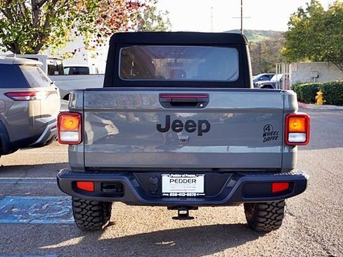 Certified 2022 Jeep Gladiator Willys image 11