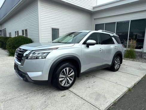 Used 2025 Nissan Pathfinder SL AWD/4WD image 1