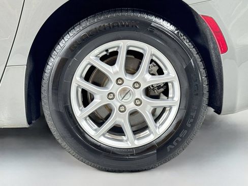 Used 2022 Chrysler Pacifica Touring-L FWD image 9