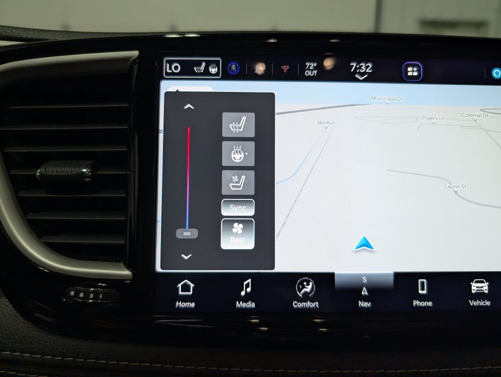 Used 2027 Chrysler Pacifica Limited FWD image 23