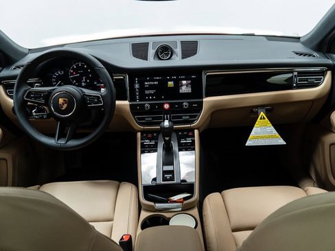 Used 2025 Porsche Macan image 18