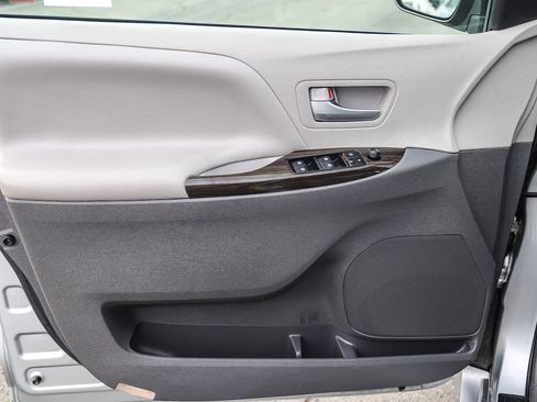 Used 2019 Toyota Sienna XLE image 23