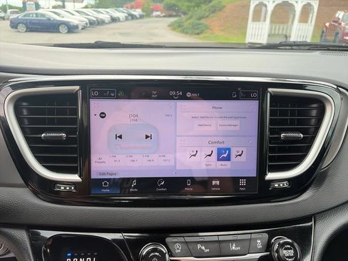 Used 2025 Chrysler Pacifica Select FWD image 19