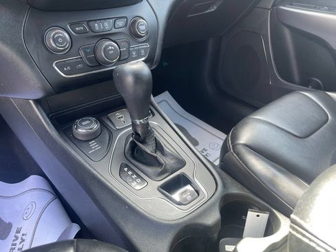 Used 2019 Jeep Cherokee Latitude Plus w/ Cold Weather Group AWD/4WD image 17