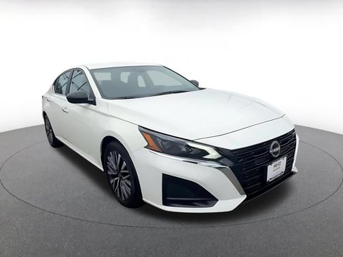 Used 2025 Nissan Altima 2.5 SV FWD image 3