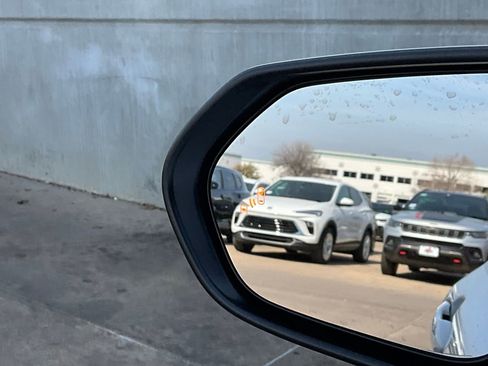 Used 2025 Toyota Camry SE w/ Convenience Package image 20