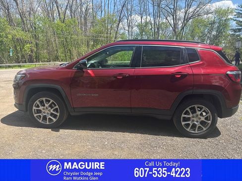 Used 2022 Jeep Compass Latitude w/ Sun and Sound Group AWD/4WD image 5