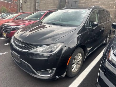 Used 2019 Chrysler Pacifica Touring-L FWD image 3