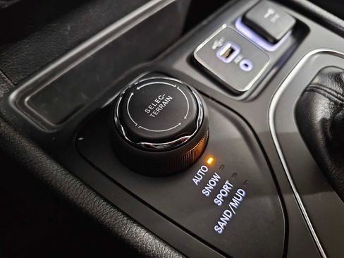 Used 2020 Jeep Cherokee Latitude image 23