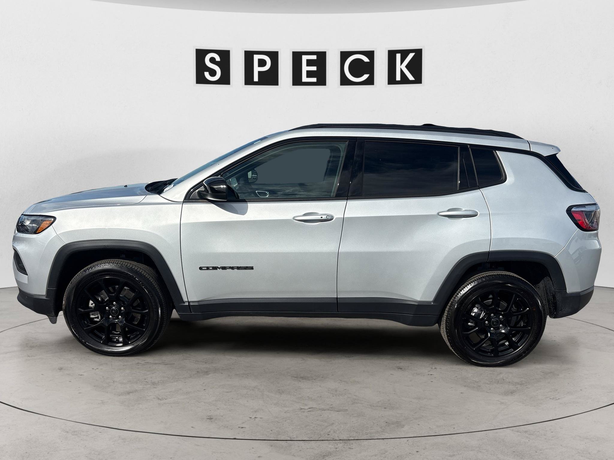 Used 2026 Jeep Compass Latitude AWD/4WD image 2