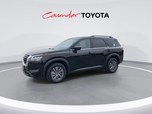 Used 2025 Nissan Pathfinder SV image 4