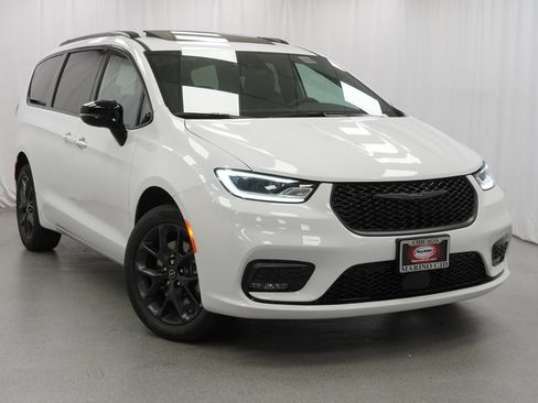 New 2026 Chrysler Pacifica Limited w/ S Appearance Package image 8