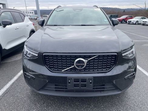 Used 2025 Volvo XC40 B5 Plus image 2