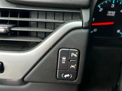 Used 2018 Chevrolet Suburban Premier image 14