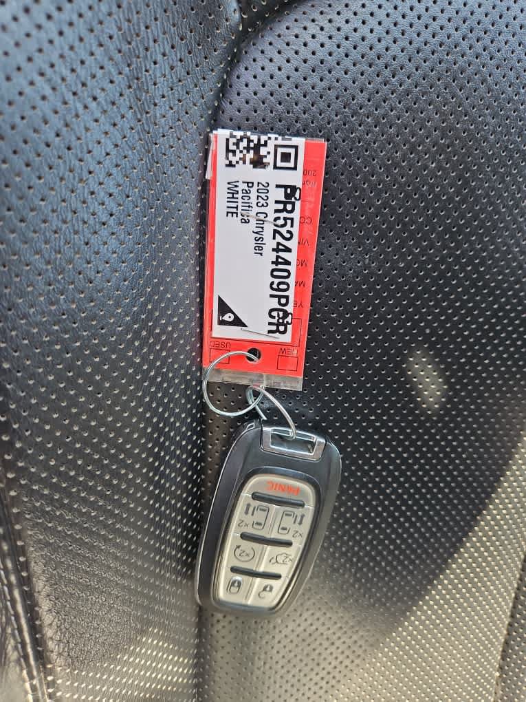 Used 2023 Chrysler Pacifica Limited FWD image 21