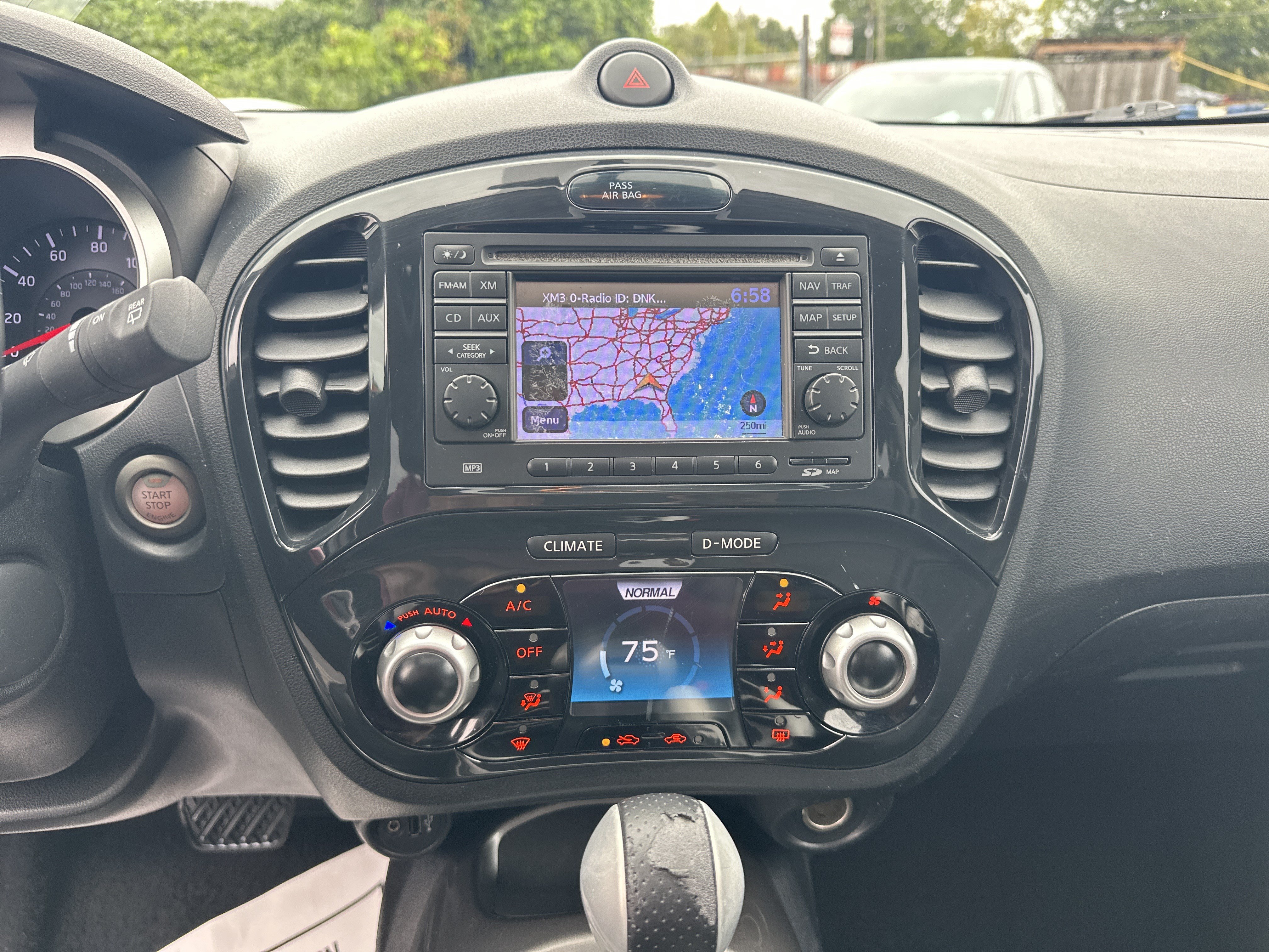 Used 2012 Nissan Juke SL FWD image 31