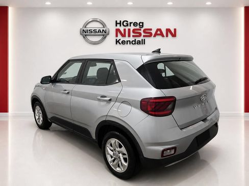 Used 2023 Hyundai Venue SE FWD image 2