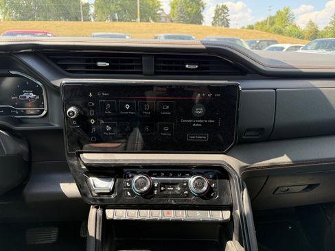 Used 2025 GMC Sierra 1500 AT4 w/ Technology Package AWD/4WD image 18