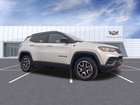 Used 2025 Jeep Compass Trailhawk AWD/4WD image 1