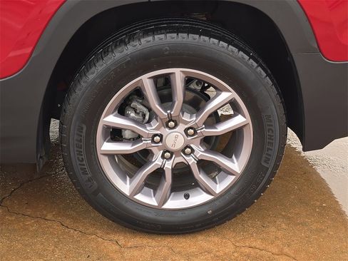 Used 2023 GMC Terrain SLT image 30