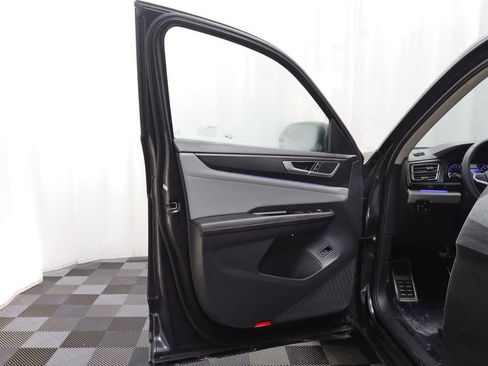 Used 2025 Volkswagen Atlas Peak Edition SE AWD/4WD image 4