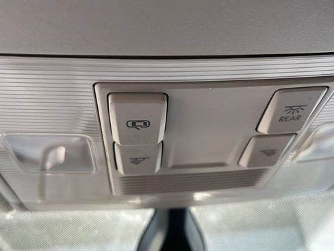 Used 2019 Volkswagen Tiguan SE image 18