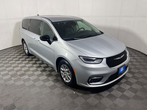 Used 2024 Chrysler Pacifica Touring-L image 1