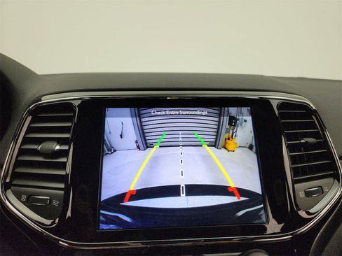 Used 2019 Jeep Grand Cherokee Laredo image 24