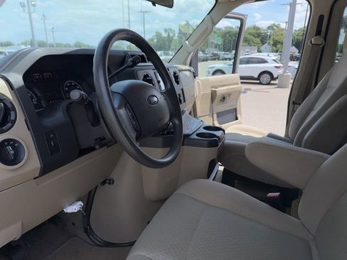 Used 2009 Ford E-350 and Econoline 350 Super Duty Wagon RWD image 9