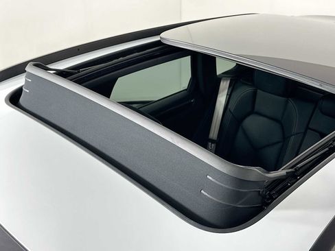 New 2026 Porsche Macan image 22