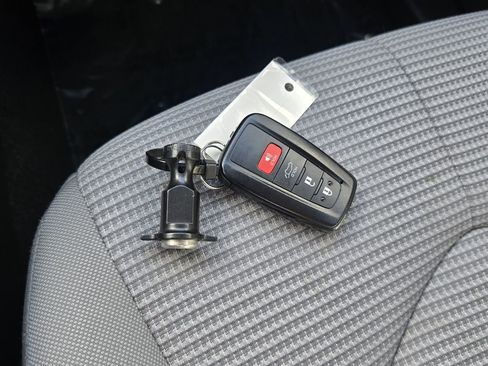 Used 2022 Toyota Highlander LE image 21