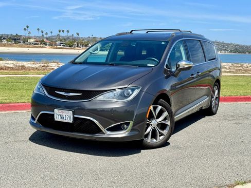 Used 2017 Chrysler Pacifica Limited FWD image 1