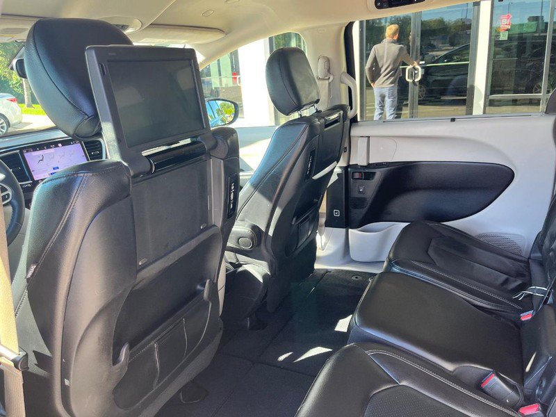 Used 2022 Chrysler Pacifica Touring-L w/ Uconnect Theater Family Group FWD image 18