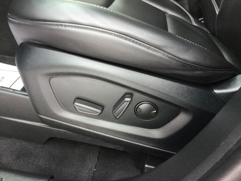 Used 2022 Ford Explorer XLT w/ Equipment Group 202A image 10