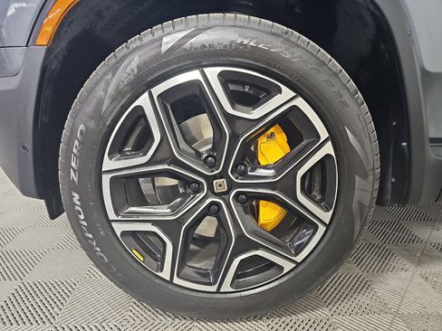 Used 2024 Rivian R1S Adventure image 9