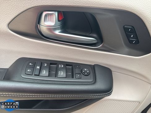 Used 2024 Chrysler Pacifica Touring-L FWD image 12