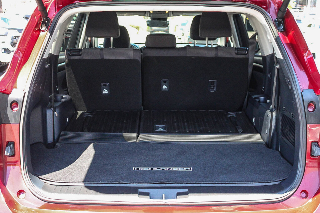 Used 2025 Toyota Highlander LE FWD image 18