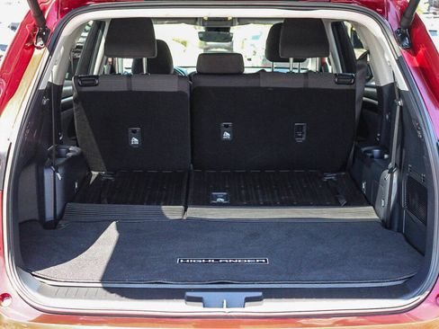 Certified 2025 Toyota Highlander LE FWD image 18
