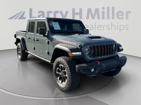 Used 2025 Jeep Gladiator Mojave w/ Convenience Group AWD/4WD image 7