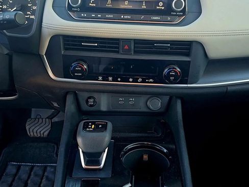 Used 2025 Nissan Rogue SV FWD image 13