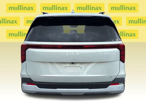 Used 2025 Kia Carnival EX FWD image 8