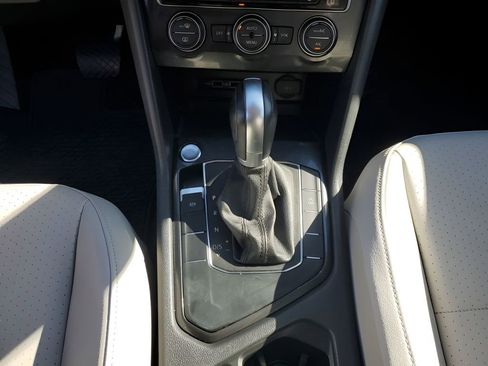 Used 2018 Volkswagen Tiguan SE w/ Panoramic Sunroof Package image 40