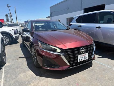 Used 2024 Nissan Altima 2.5 SV FWD image 1